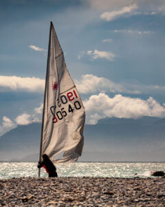 vela di windsurf che si staglia contro il cielo