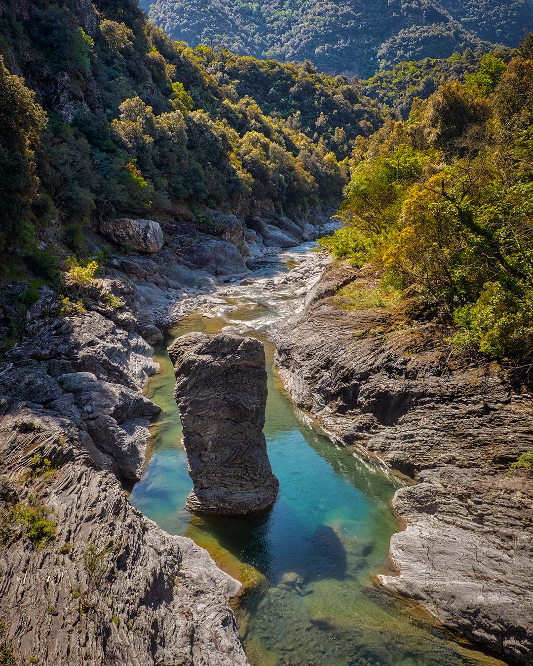 formazione rocciosa in un torrente di montagna