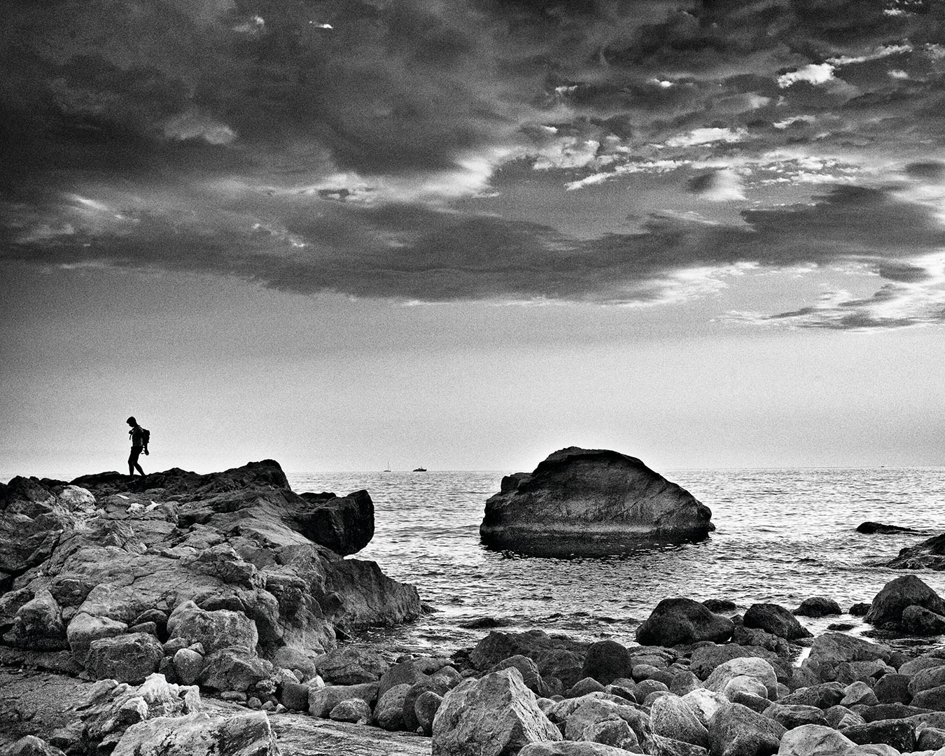 paesaggio con scogli e mare in bianco e nero