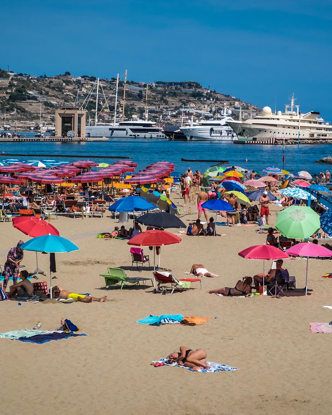 Spiaggia affollata.