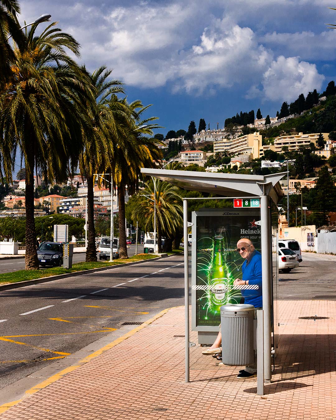 Anziano dentro una cabina telefonica,