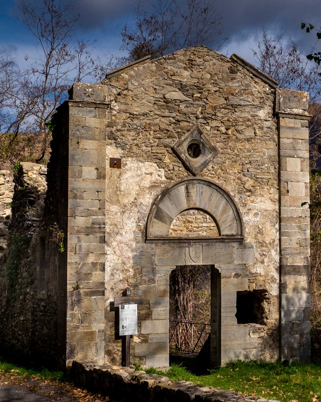 facciata di rudere di chiesa abbandonata