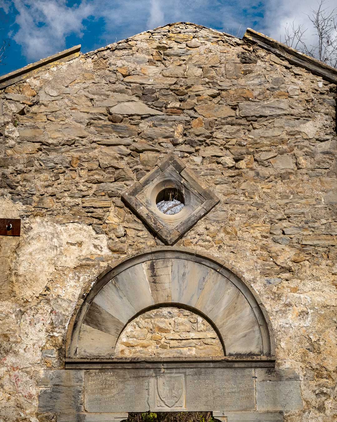 particolare di facciata di rudere di chiesa abbandonata