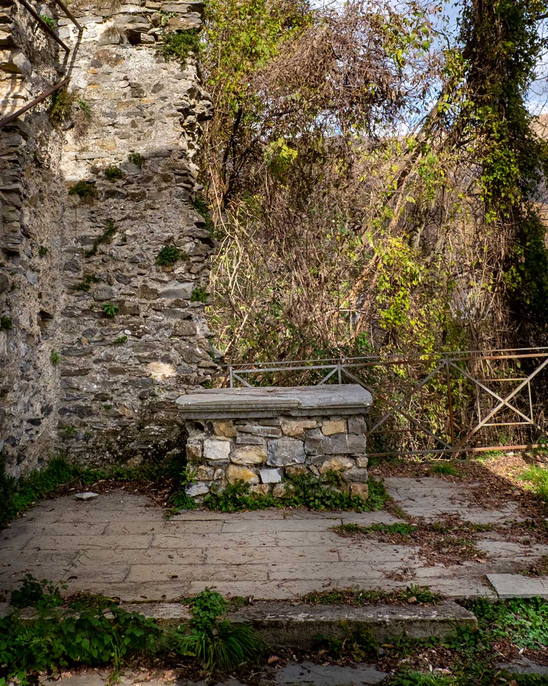 altare di un rudere in una chiesa abbandonata
