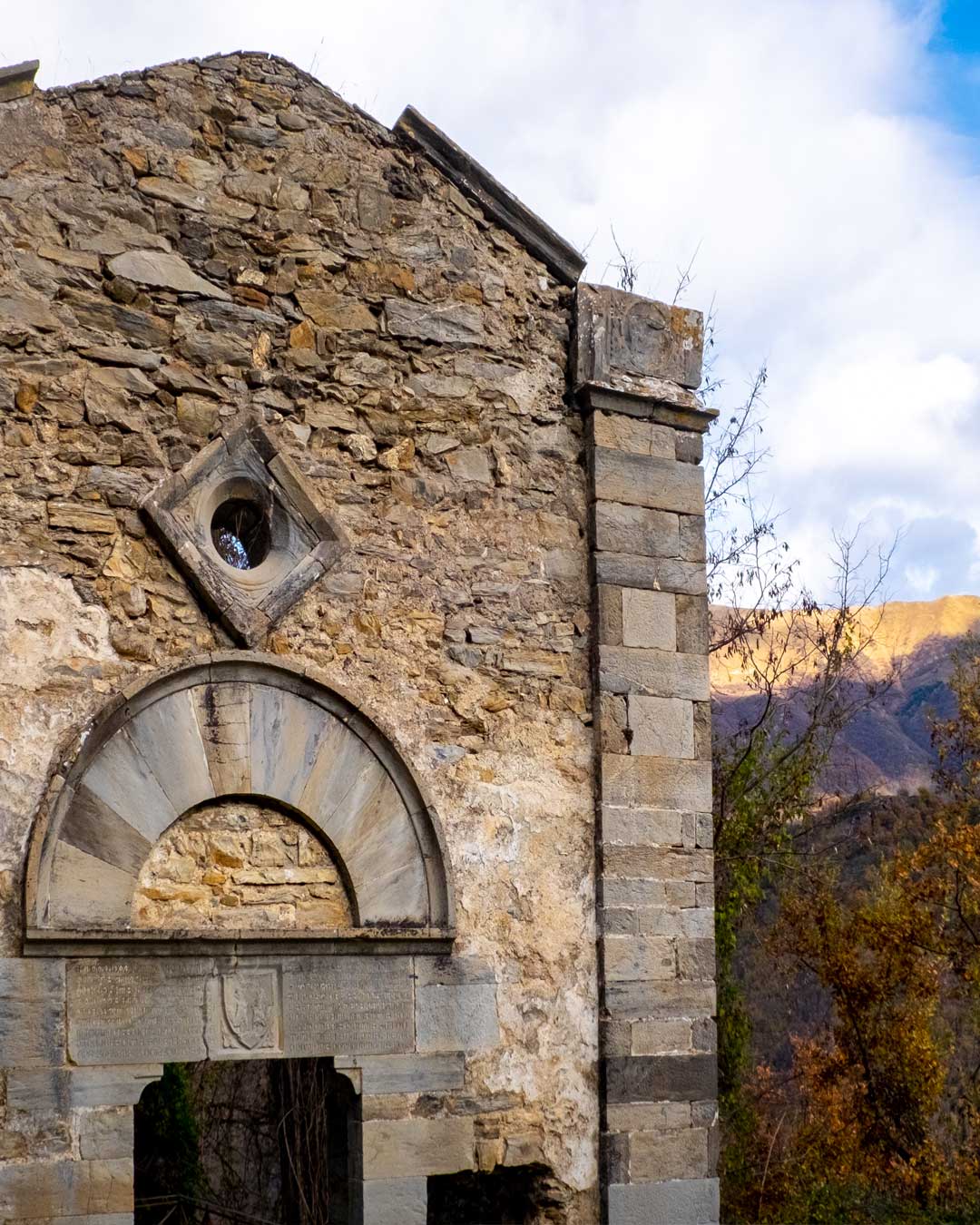 rudere di chiesa abbandonata