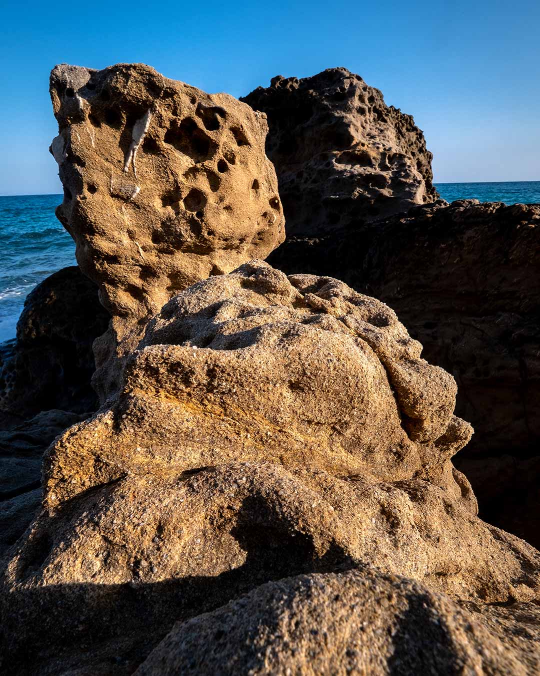 scogli al tramonto