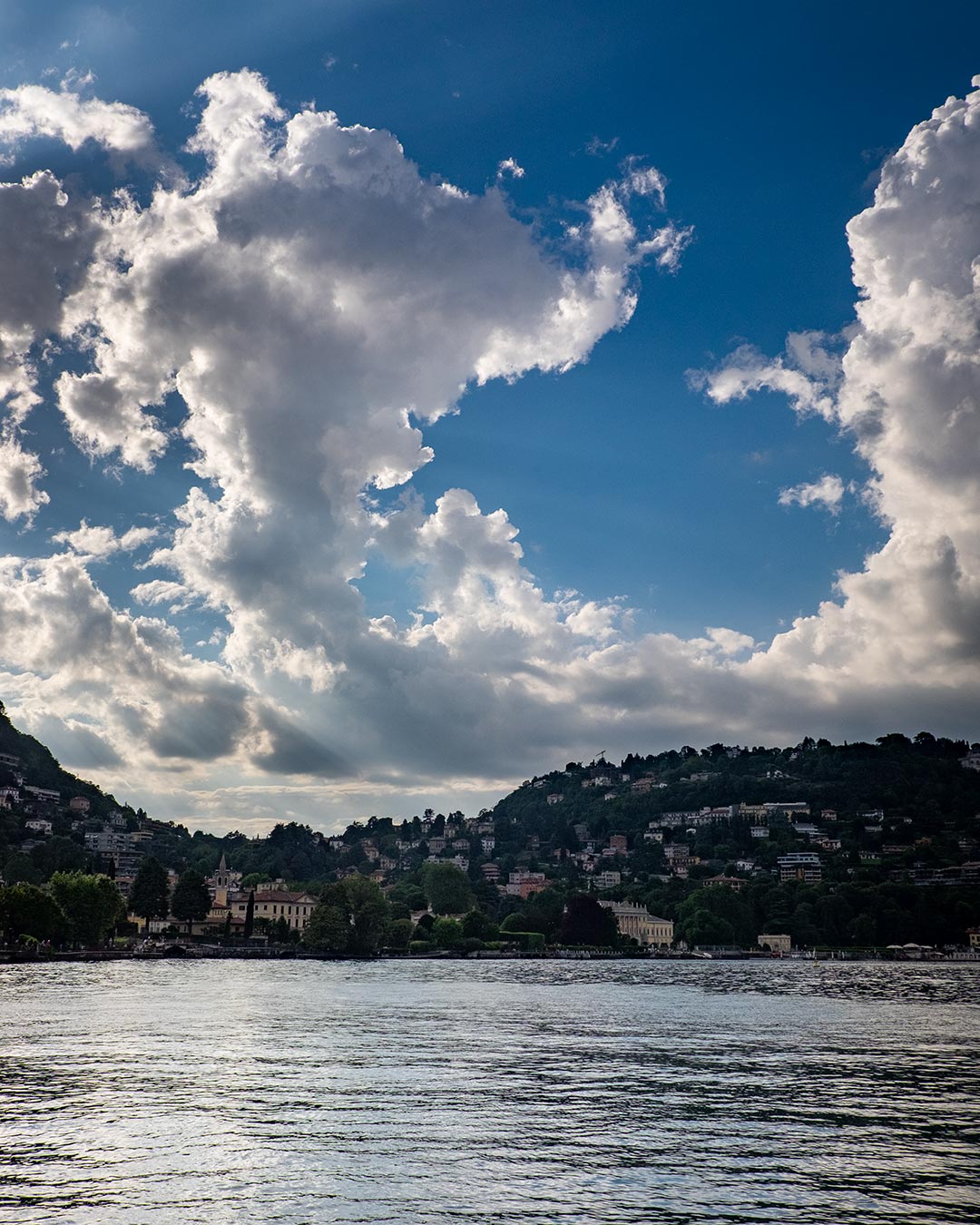 panorama lacustre con nuvole in cielo azzurro
