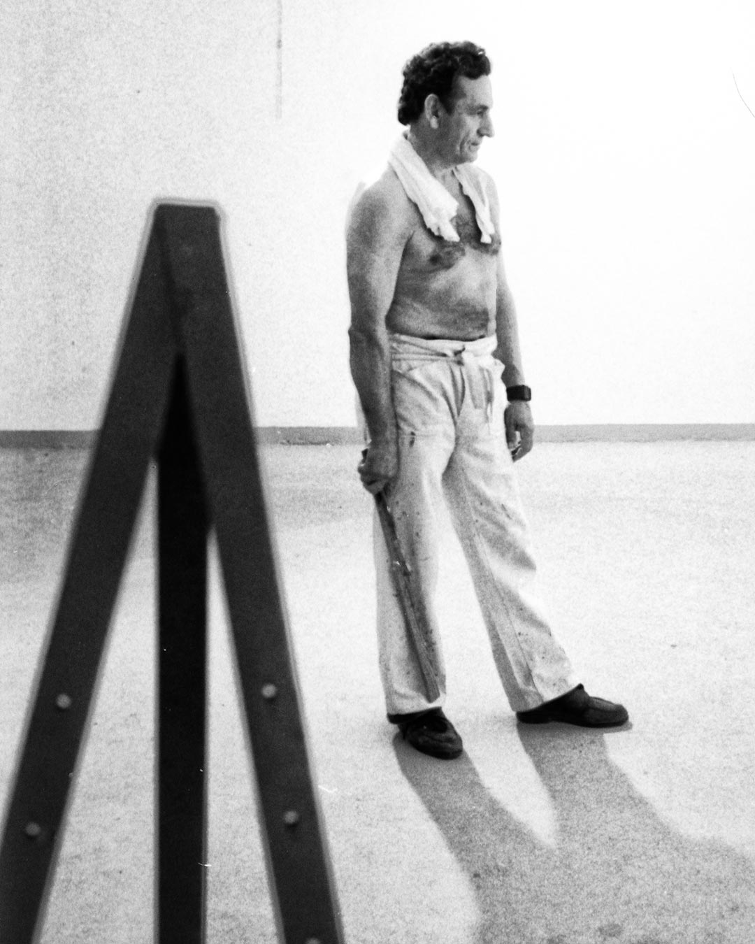 uomo con bastone