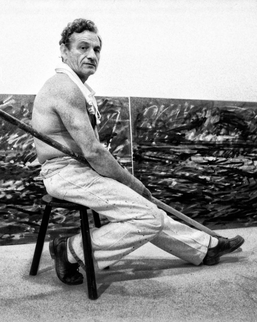 uomo con bastone e quadri