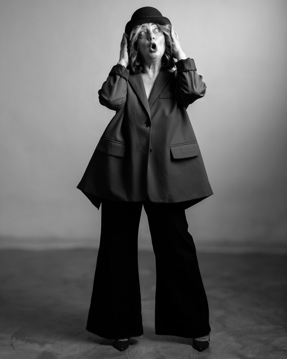 Donna con cappello in bianco e nero, figura intera