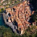 Paese nel fondovalle visto dall'alto