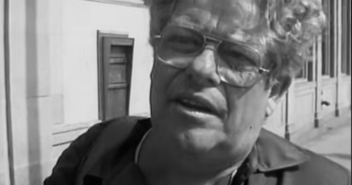 Primo piano di uomo con occhiali in bianco e nero
