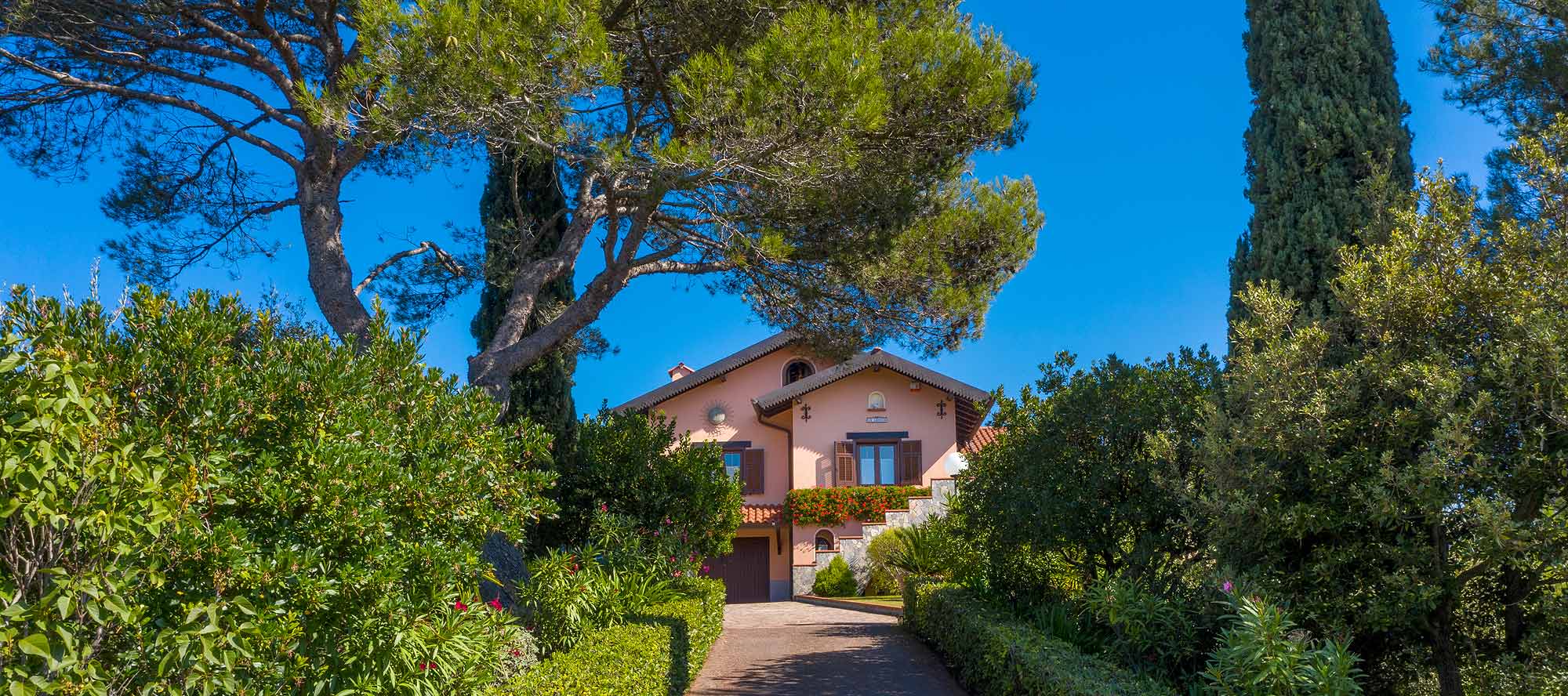villa con giardino e cielo azzurro