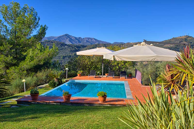 Servizi fotografici immobiliari - piscina in villa entroterra - Liguria